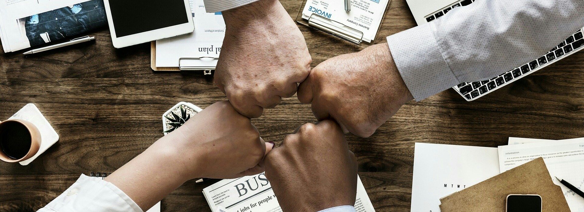 Poings au milieu d’une table de travail Poings au milieu d'une table de travail